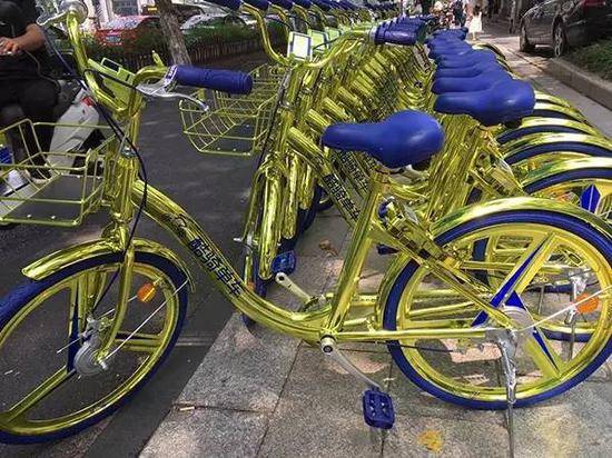 网圈趣闻丨共享单车惊现“黄金战士”机器人高考秒杀学渣